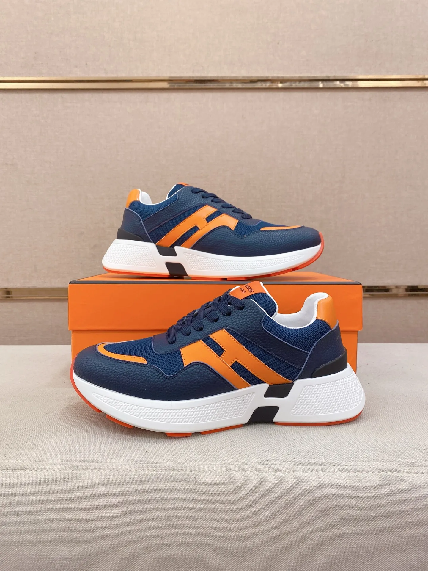 Factory price: 560💰《HERMES》【Classic Original Version】Hermès; Top 🔝 Purchasing Agency 🔍🔍Men's latest 🇺🇸 counters are on sale simultaneously, imported from Italy original ▲▲cowhide ▲▲ (high-end, nobility, class) ) Exquisite workmanship (Italian 🇮🇹 imported water-dyed 🐂 cowhide lining) sole: original sole provided by the original factory, ⚠️exclusive double-layer activity·TPR·rubber·combined molded outsole; super comfortable·wear-resistant·non-slip·environmental protection The real thing is more beautiful if you take the real thing (high quality, follow the order). You can enter and exit the counter at will * Number of yards: 38-44 (45 can be customized and cannot be returned or exchanged)